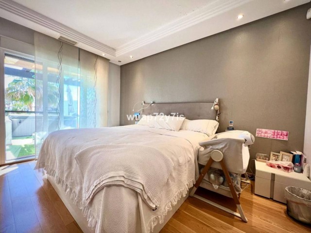 Maison mitoyenne avec 4 Chambres  à Estepona