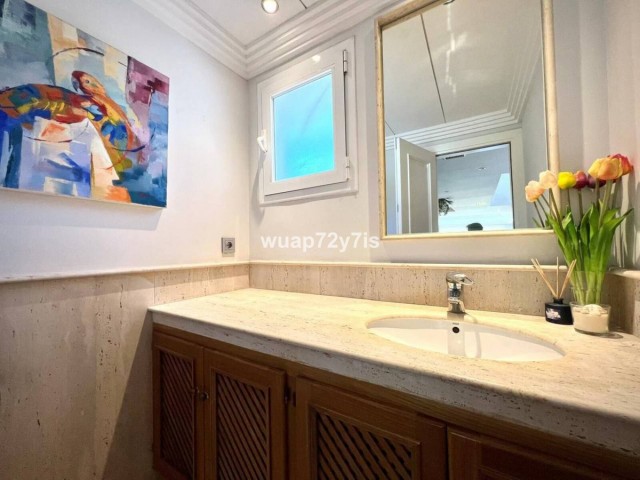 Maison mitoyenne avec 4 Chambres  à Estepona