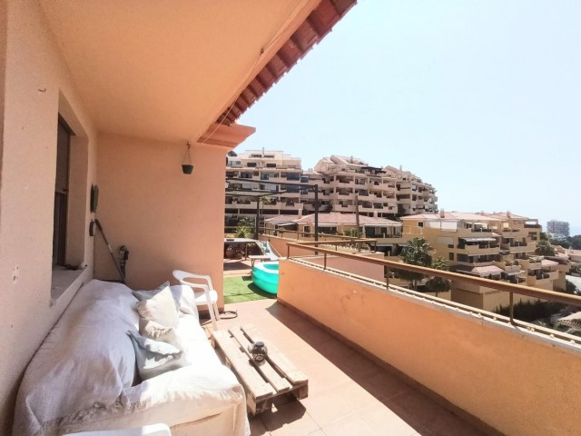 Apartamento con 4 Dormitorios  en Torrequebrada