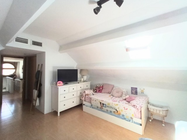 Apartamento con 4 Dormitorios  en Torrequebrada