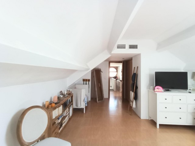 Apartamento con 4 Dormitorios  en Torrequebrada