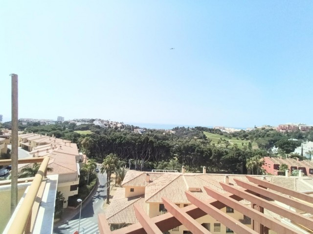 Apartamento con 4 Dormitorios  en Torrequebrada