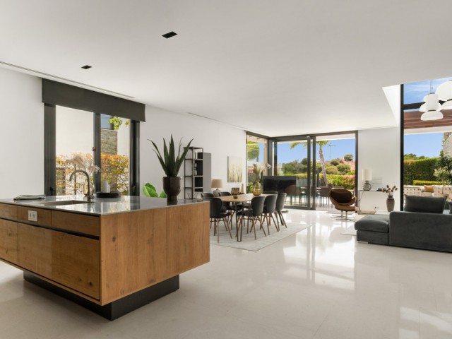 5 Bedrooms Villa in Cabopino