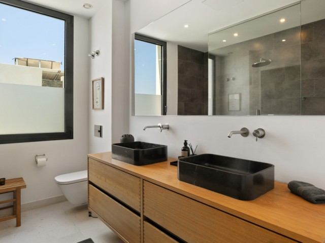 5 Bedrooms Villa in Cabopino