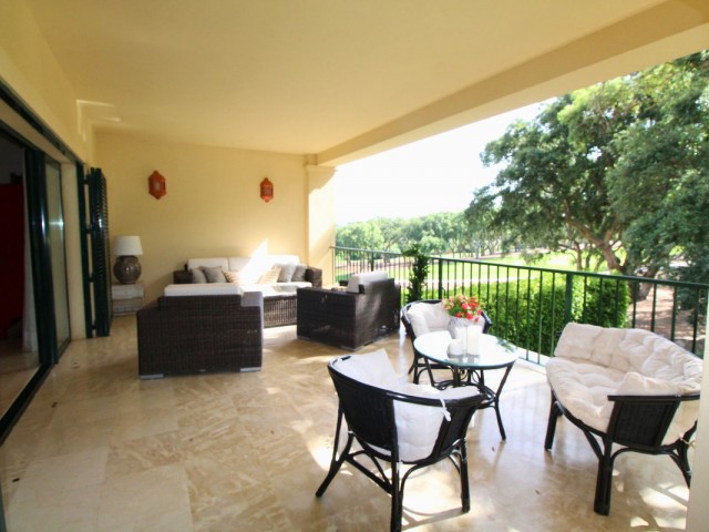 Apartamento con 2 Dormitorios  en San Roque Club