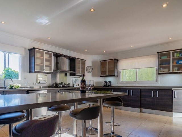 5 Soveroms Villa i Sotogrande