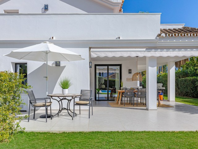 Villa avec 4 Chambres  à Nueva Andalucía