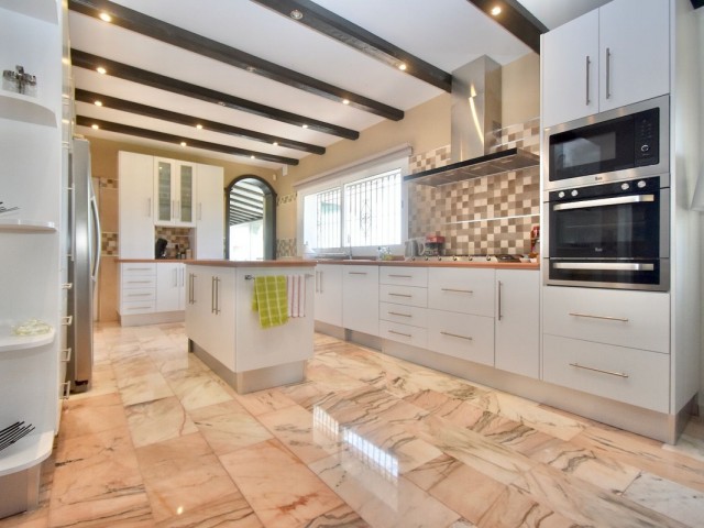 Villa con 6 Dormitorios  en Mijas