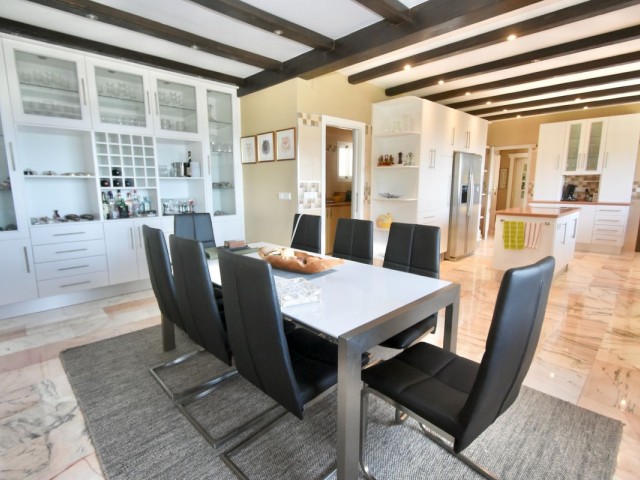 Villa con 6 Dormitorios  en Mijas