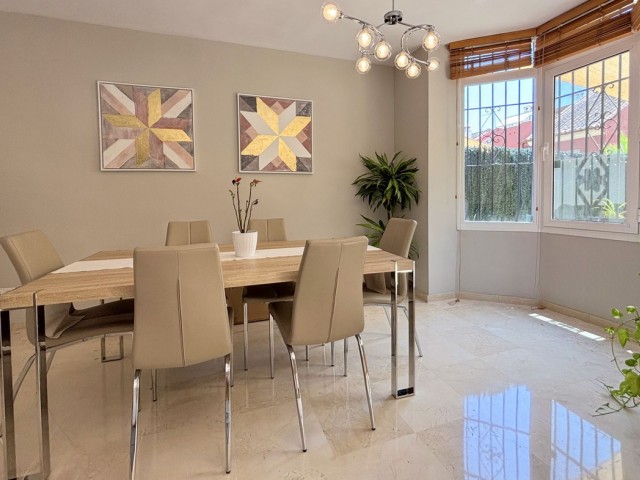 Maison mitoyenne avec 3 Chambres  à Estepona