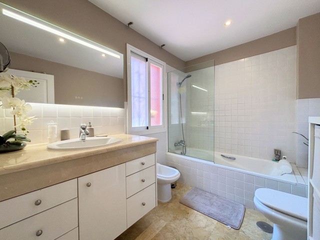 Maison mitoyenne avec 3 Chambres  à Estepona