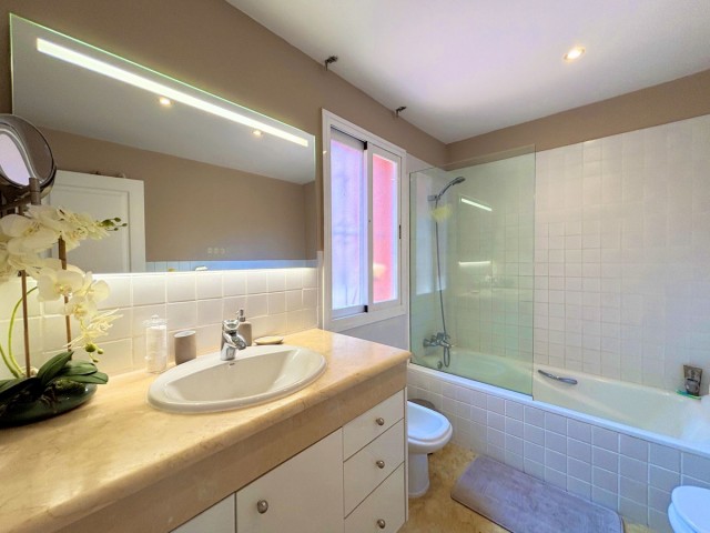 Maison mitoyenne avec 3 Chambres  à Estepona