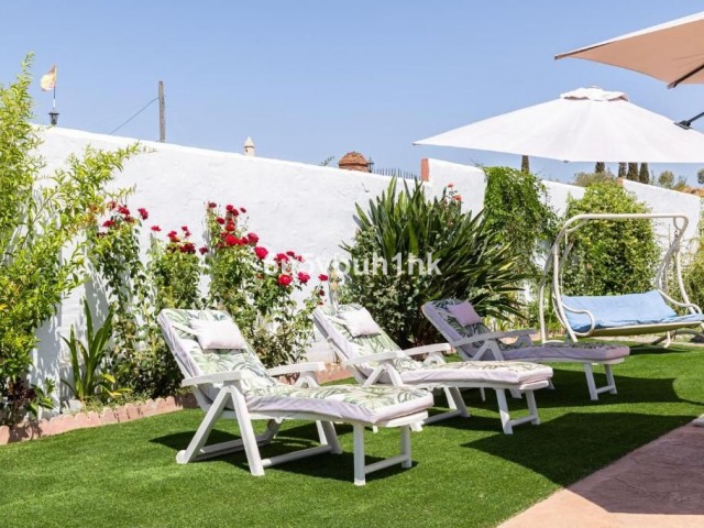 Villa con 8 Dormitorios  en Málaga