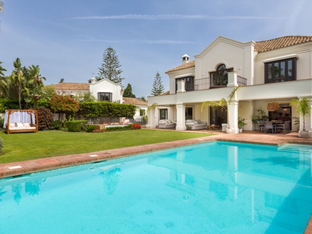 6 Bedrooms Villa in Estepona
