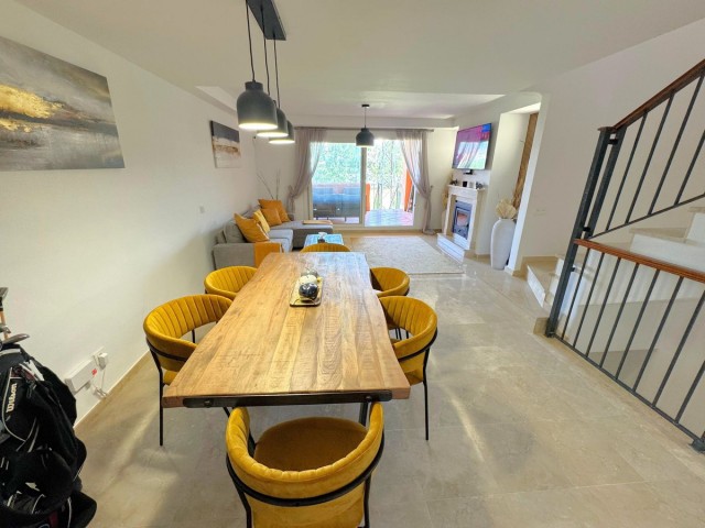 Adosado con 5 Dormitorios  en Artola