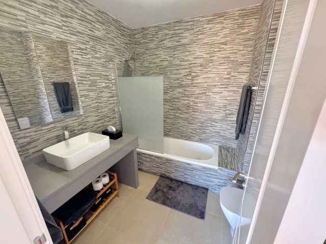 Adosado con 5 Dormitorios  en Artola