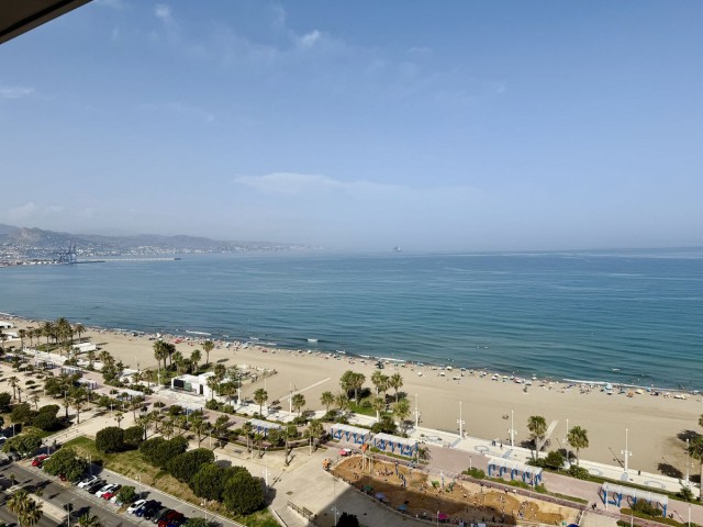 Apartamento con 3 Dormitorios  en Málaga