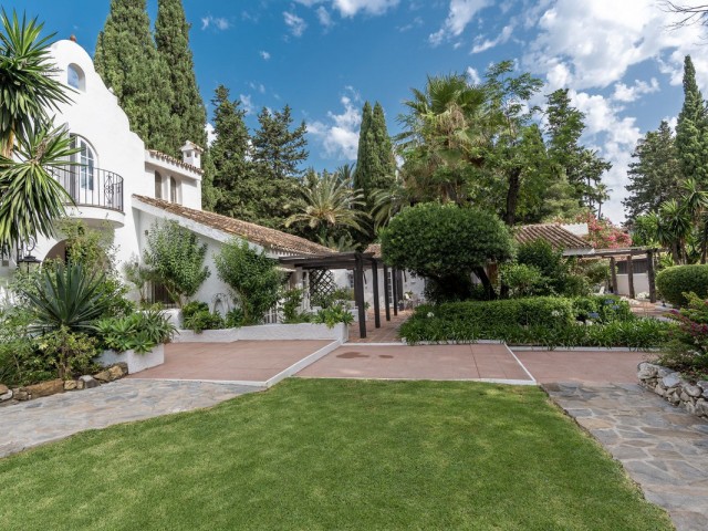 20 Sovrums Villa i Estepona