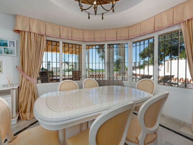 Villa con 3 Dormitorios  en Calahonda