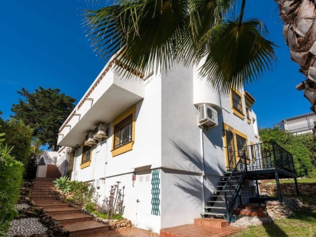 Villa con 3 Dormitorios  en Calahonda