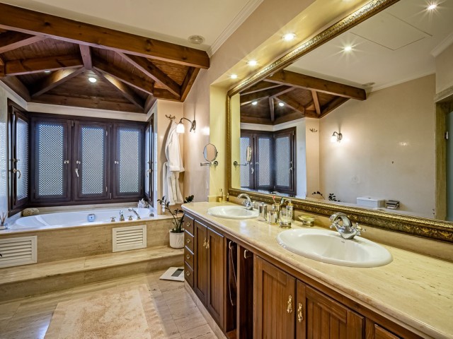 7 Makuuhuoneen Huvila Bahía de Marbella
