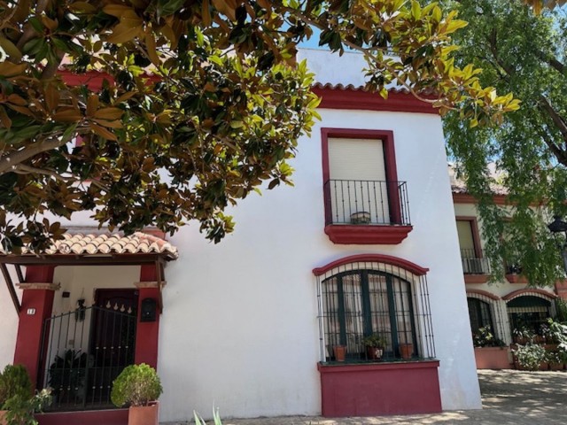 Maison mitoyenne avec 4 Chambres  à Estepona