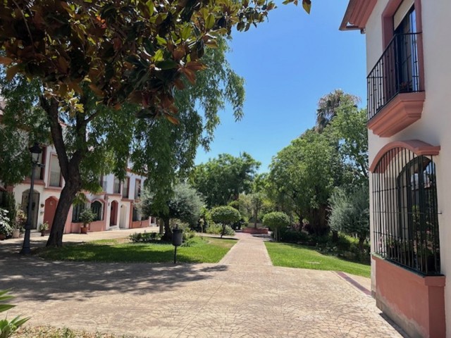 Maison mitoyenne avec 4 Chambres  à Estepona
