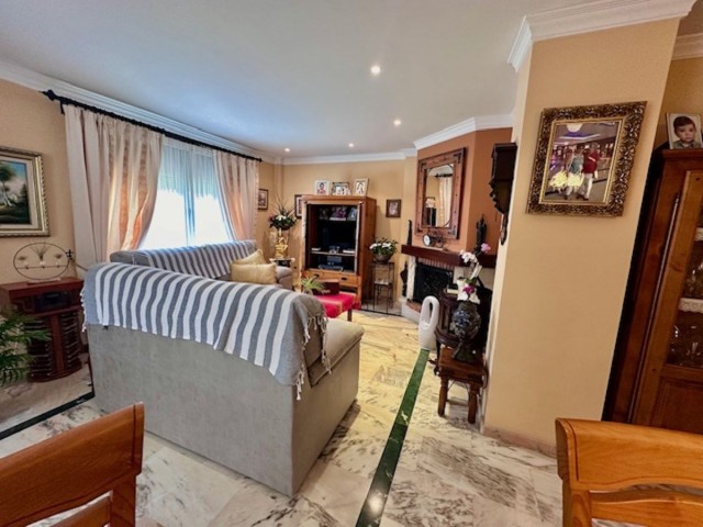 Maison mitoyenne avec 4 Chambres  à Estepona