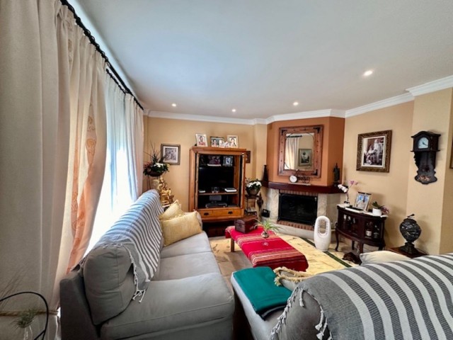 Maison mitoyenne avec 4 Chambres  à Estepona