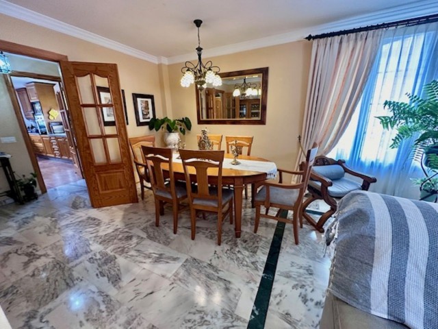 Maison mitoyenne avec 4 Chambres  à Estepona
