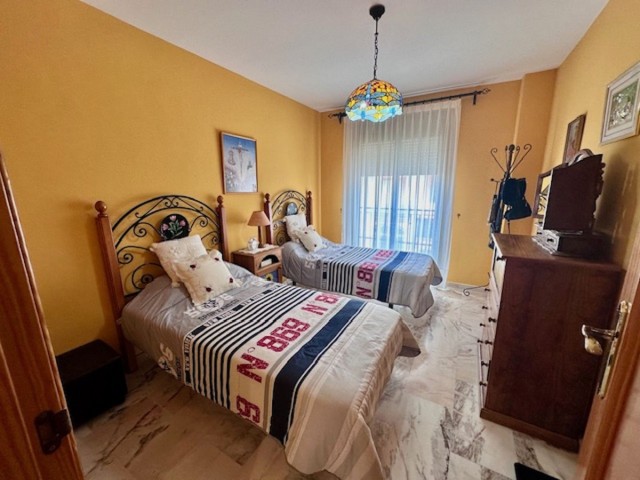 Maison mitoyenne avec 4 Chambres  à Estepona