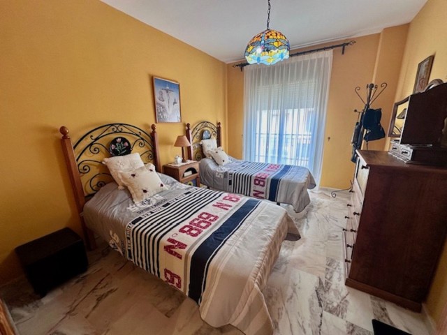 Maison mitoyenne avec 4 Chambres  à Estepona