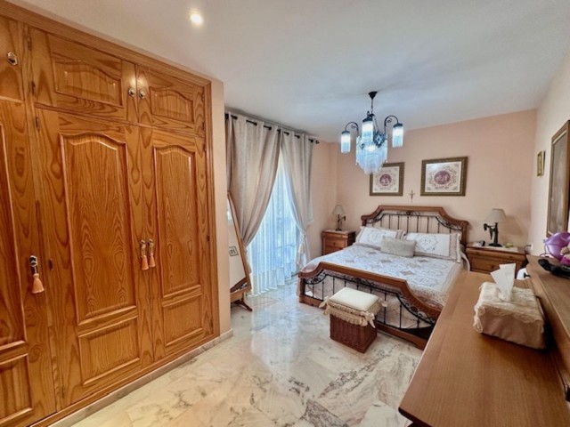 Maison mitoyenne avec 4 Chambres  à Estepona