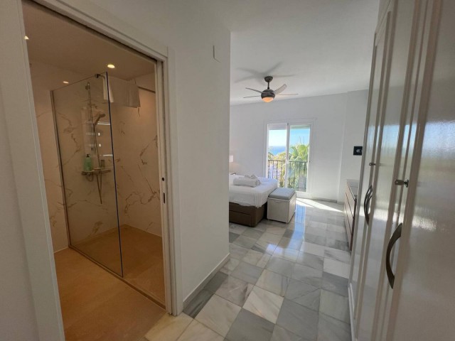 4 Bedrooms Apartment in Calahonda