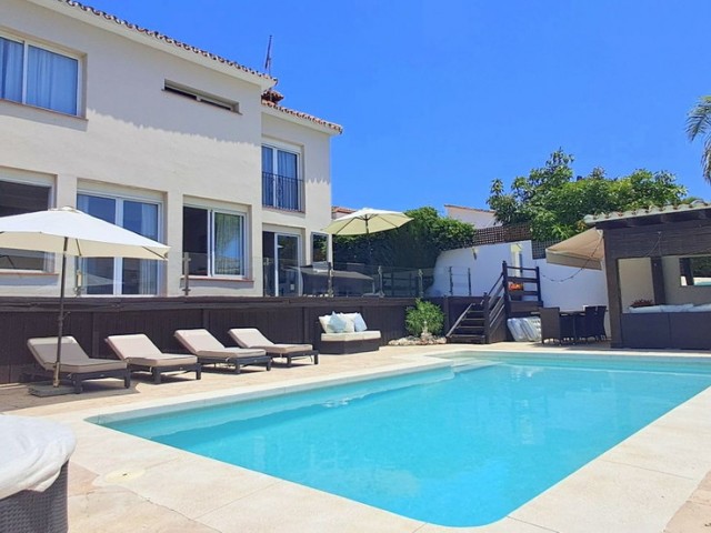 Villa avec 6 Chambres  à Marbella