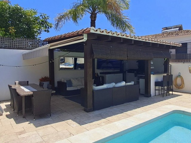 Villa avec 6 Chambres  à Marbella