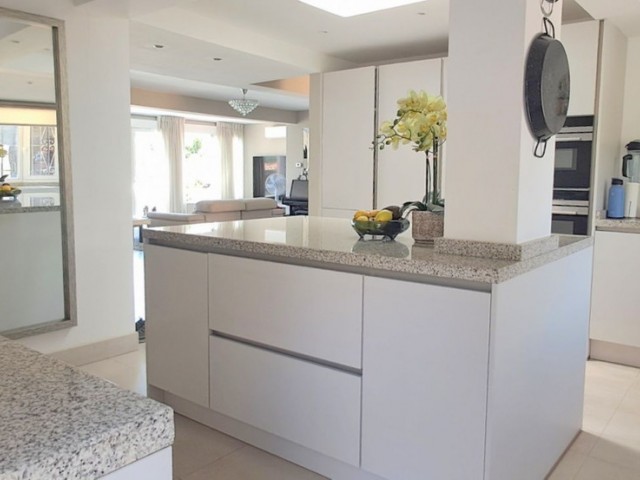 Villa avec 6 Chambres  à Marbella