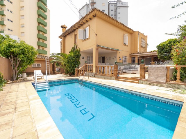 Villa con 4 Dormitorios  en Fuengirola