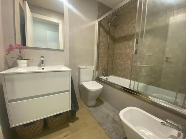 Apartamento con 4 Dormitorios  en Málaga