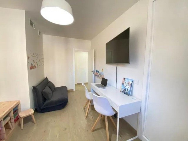 Apartamento con 4 Dormitorios  en Málaga