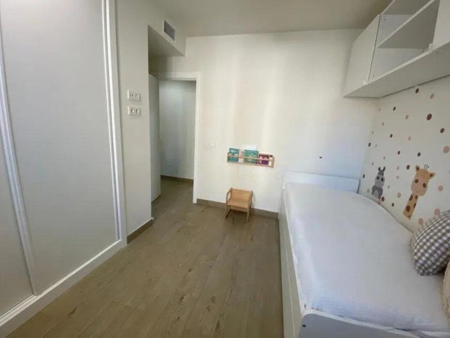 Apartamento con 4 Dormitorios  en Málaga