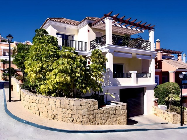 4 Schlafzimmer Reihenhaus in Nueva Andalucía