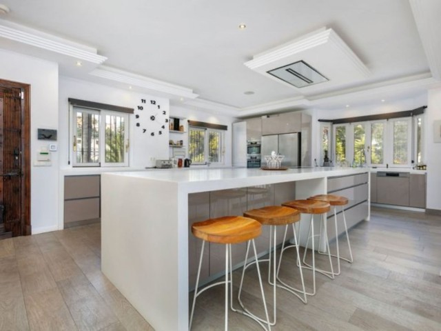 6 Slaapkamer Villa in Nueva Andalucía