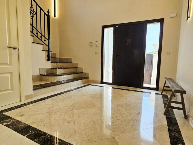 3 Sovrums Villa i Estepona