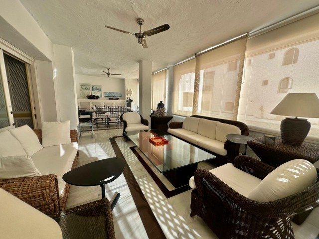 Apartamento con 4 Dormitorios  en Puerto Banús