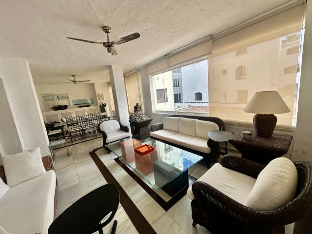 Apartamento con 4 Dormitorios  en Puerto Banús