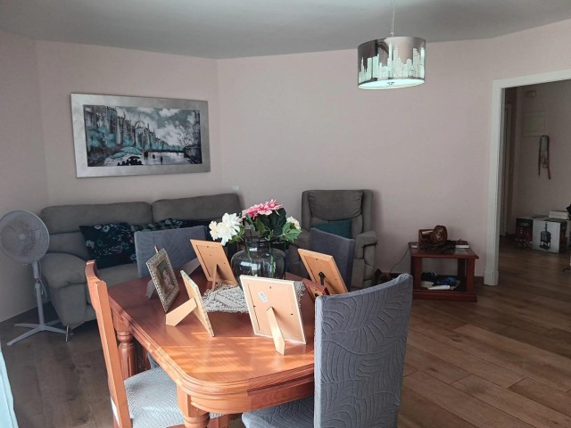 Apartamento con 3 Dormitorios  en Estepona