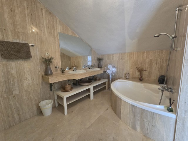 Apartamento con 2 Dormitorios  en Elviria