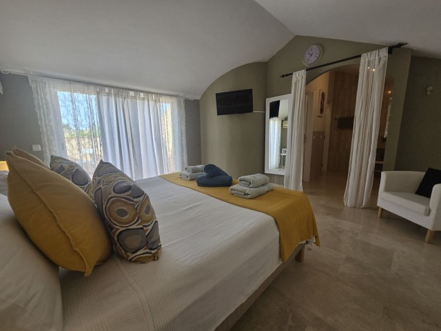 Apartamento con 2 Dormitorios  en Elviria