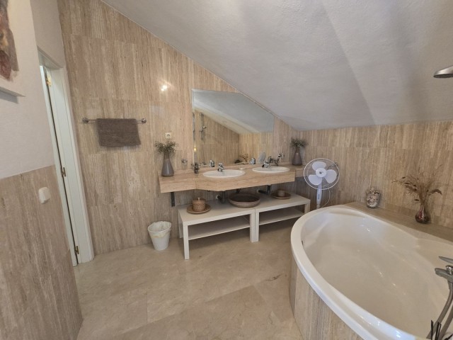 Apartamento con 2 Dormitorios  en Elviria